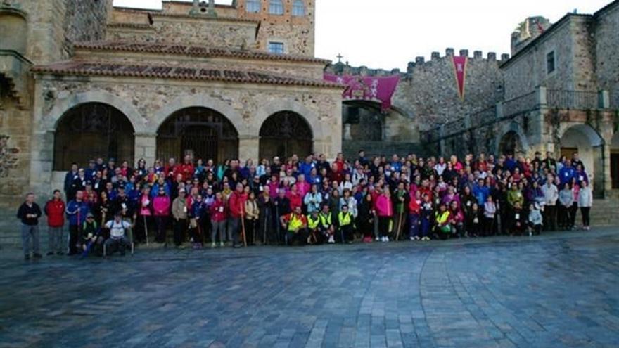 200 personas rinden homenaje a la joven atropellada el viernes en Cáceres