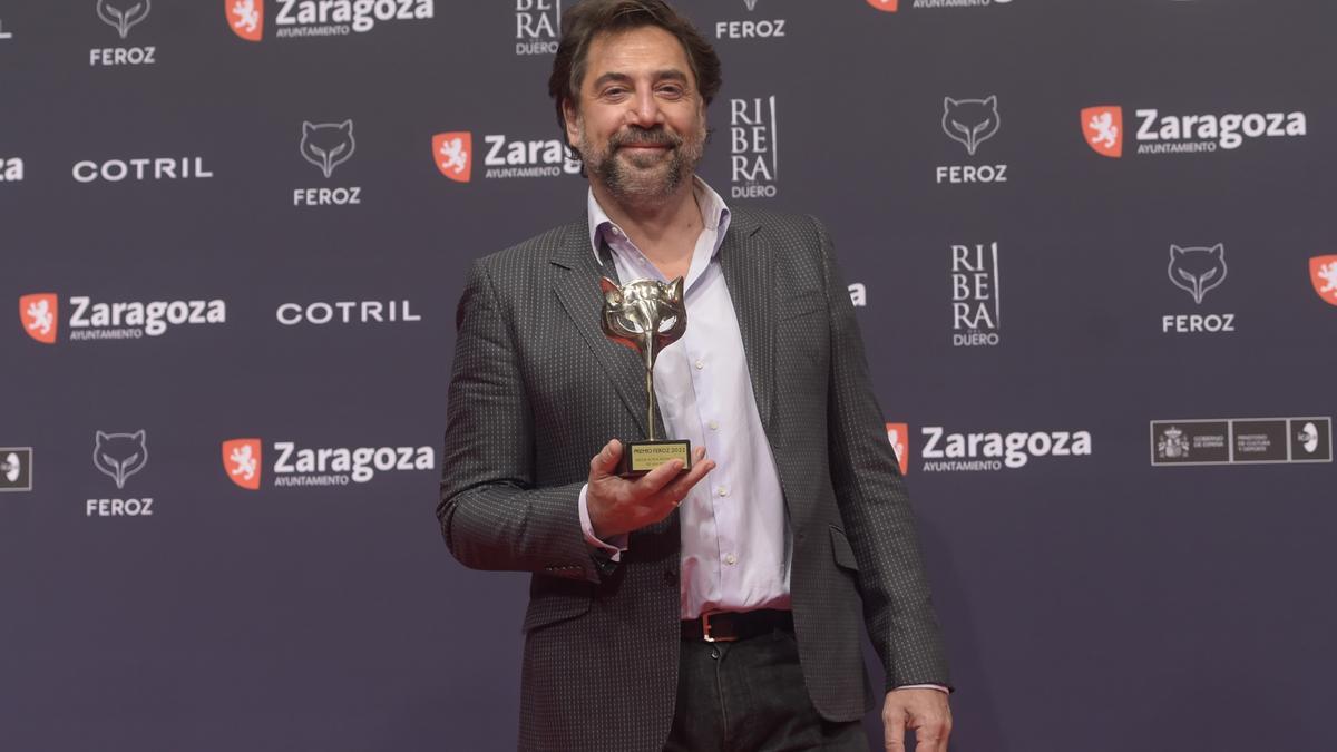 Javier Bardem posa con su Premio Feroz 2022 al mejor actor protagonisa de cine en la gala IX edición de los Premios Feroz en el Auditorio de Zaragoza, a 29 de enero de 2022, en Zaragoza, Aragón (España).