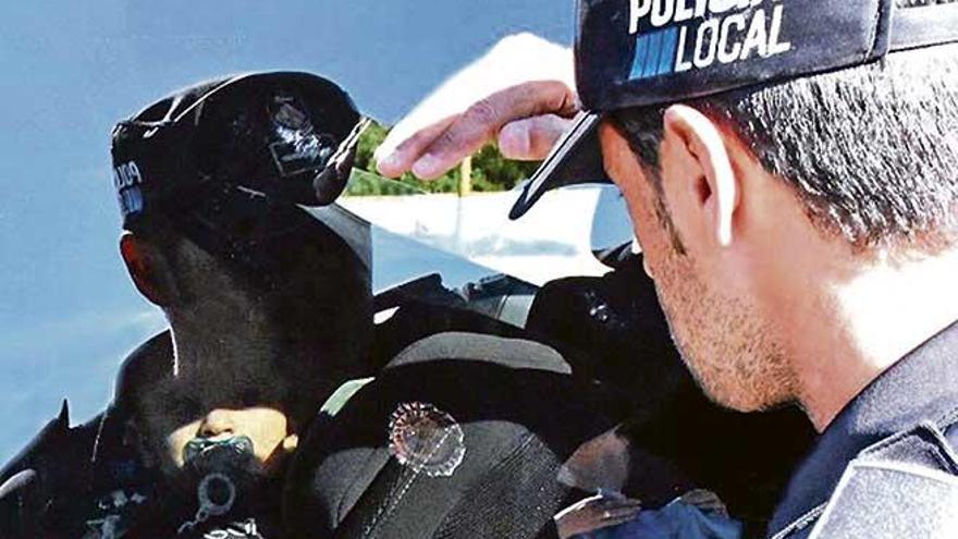 Un agente examina el coche, con el niño dentro, antes de liberarle.