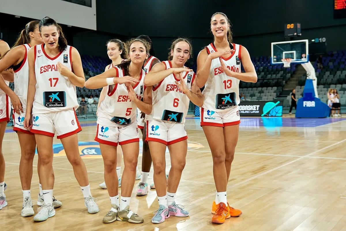 Claudia Lostal, con el dorsal 13, celebra el pase a semifinales con sus compañeras.