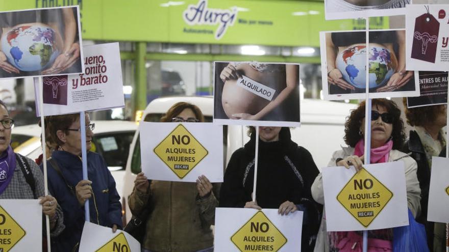 Protesta feminista ante una feria de gestación subrogada en Madrid