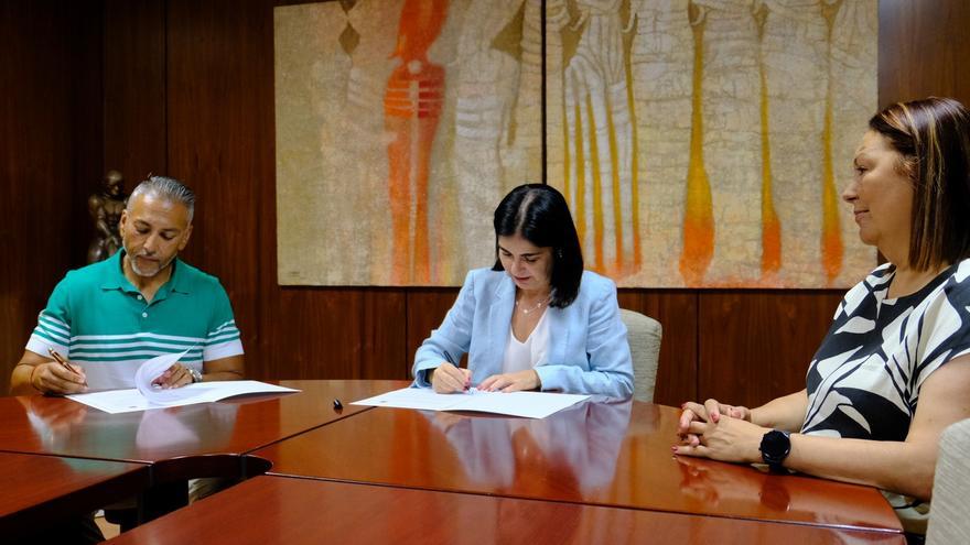 El Ayuntamiento y la Fundación Canaria Universo Unido de Fund Grube firman un convenio para la integración social de jóvenes del municipio