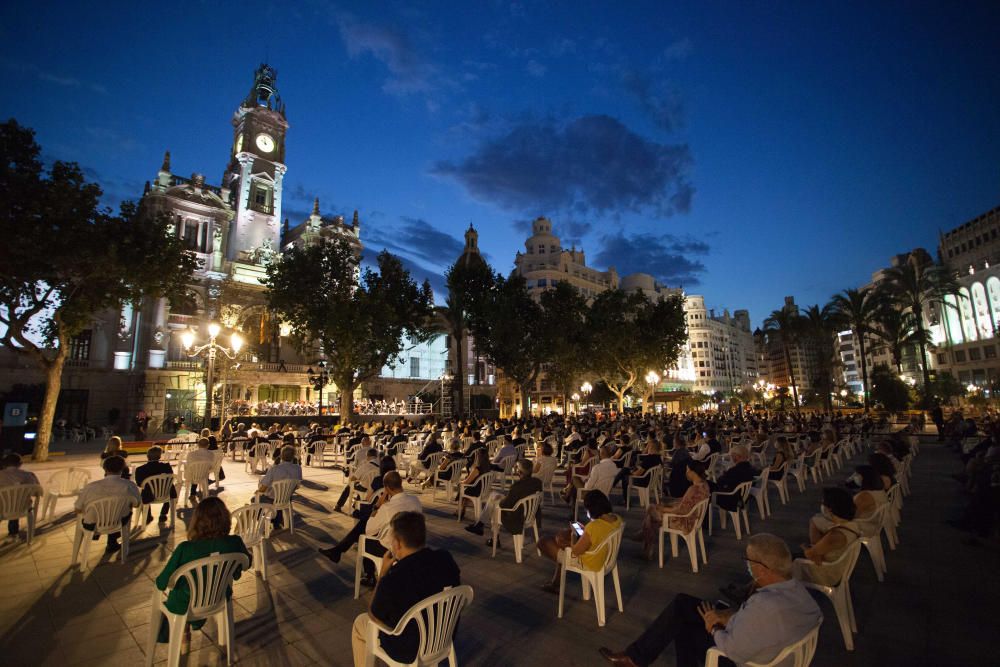 Homenaje a las víctimas del COVID en la plaza del ayuntamiento