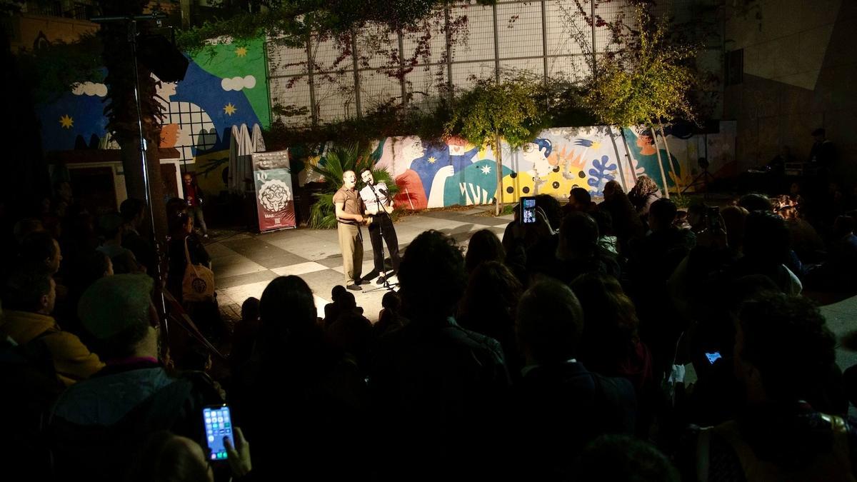 Uno de los espectáculos de la MAE al aire libre: en Obispo Galarza.