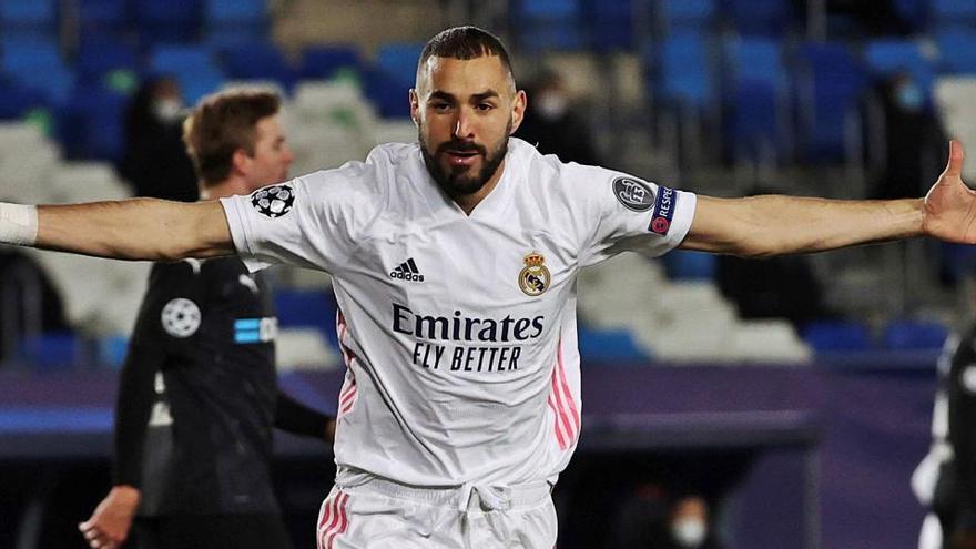 Benzema va marcar anit els dos gols contra el Monchengladbach que van donar al Madrid la primera plaça del seu grup