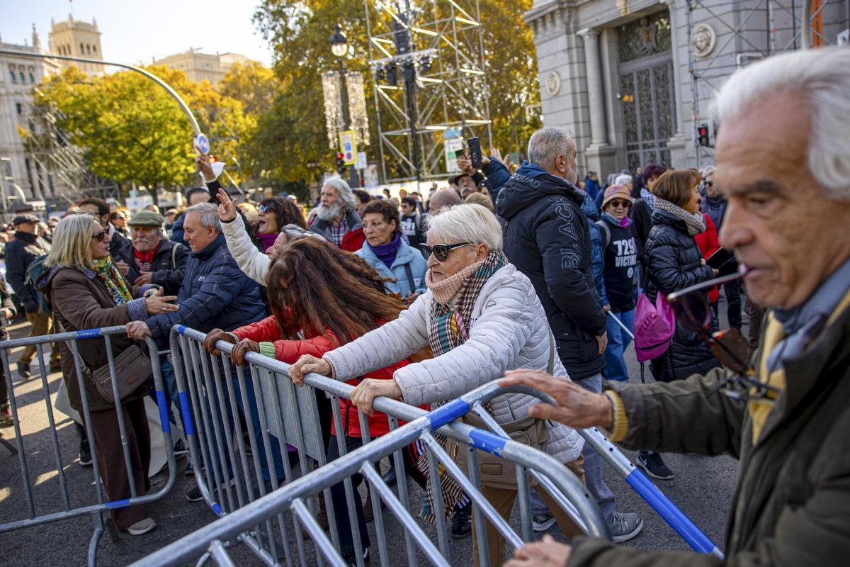 Vista de la manifestación convocada por Marea de Residencias en Madrid este sábado para reclamar justicia para las víctimas de la pandemia y exigir un cambio de modelo asistencial. EFE/ Daniel Gonzalez