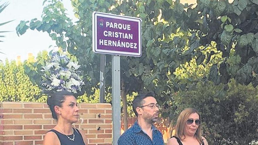 Imagen de Mari Carmen Morales, alcaldesa; José Manuel Sevilla, portavoz de la familia; y Laura Hernández, madre del menor asesinado