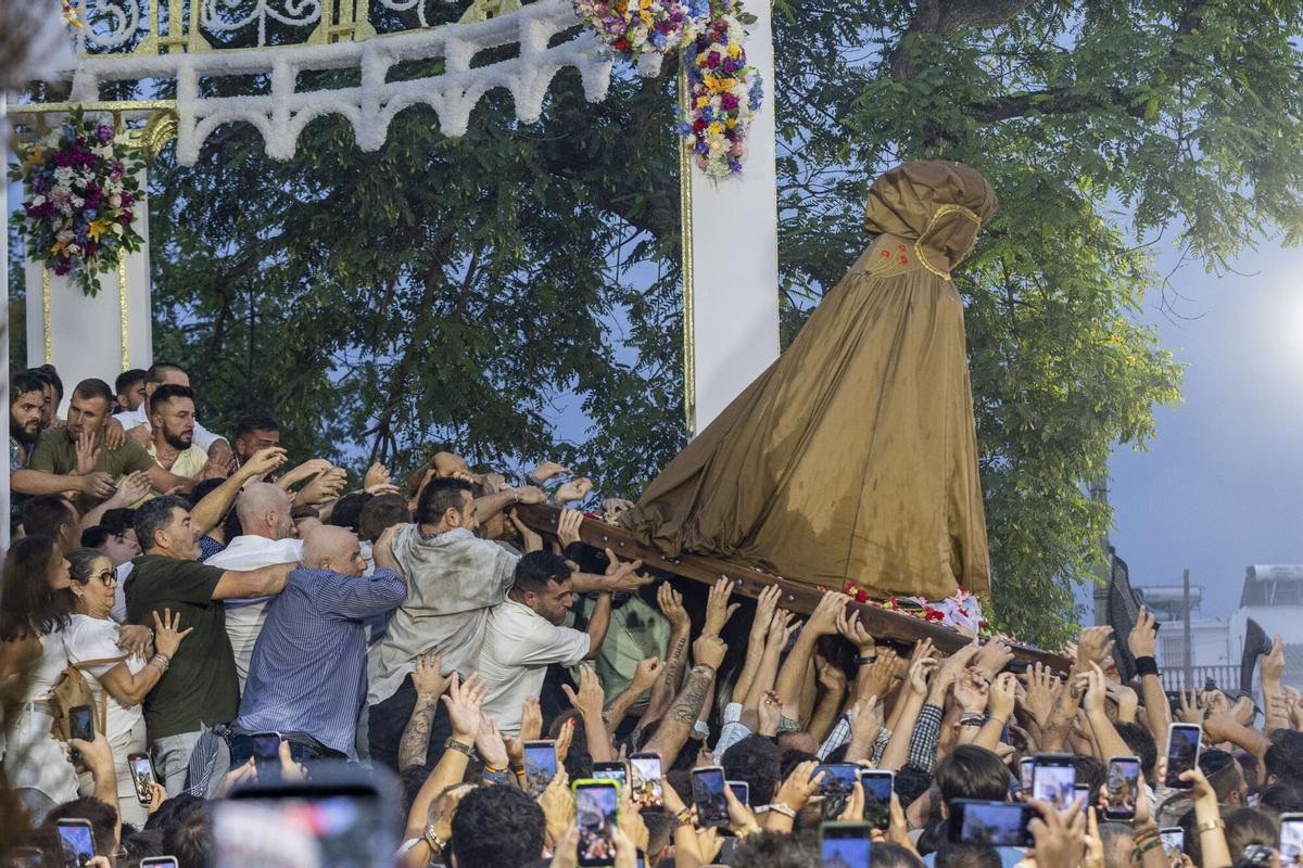 FOTODELDIA ALMONTE (HUELVA), 20/08/2026.- Los almonteños llevan a la Virgen del Rocío a la Parroquia de Nuestra Señora de la Asunción de Almonte en la madrugada de este jueves con lo que concluye su traslado desde la aldea de El Rocío. EFE/ Alberto Díaz
