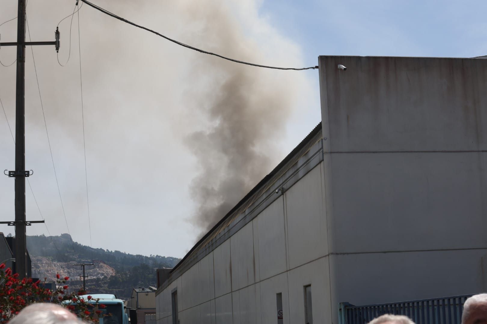 Impresionante incendio en una nave de gestión de residuos en O Porriño