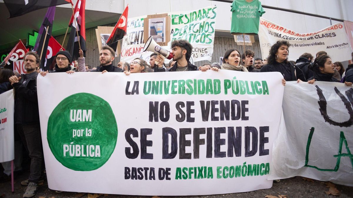 Varias personas durante una manifestación de estudiantes frente a la Asamblea de Madrid.