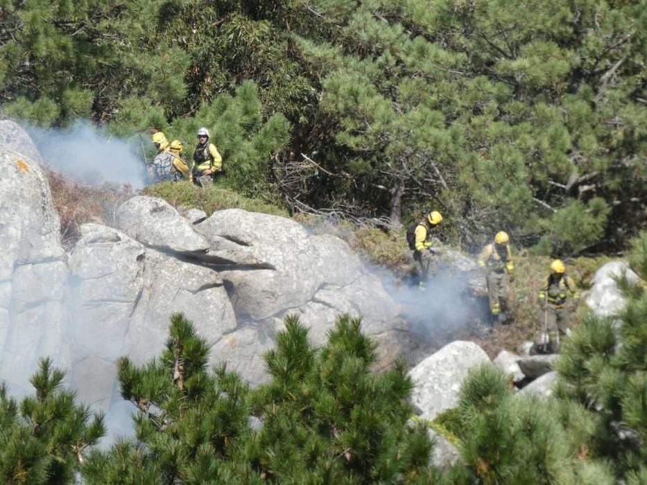 Las exhaustas labores de extinción del incendio de Cangas. // S. Álvarez