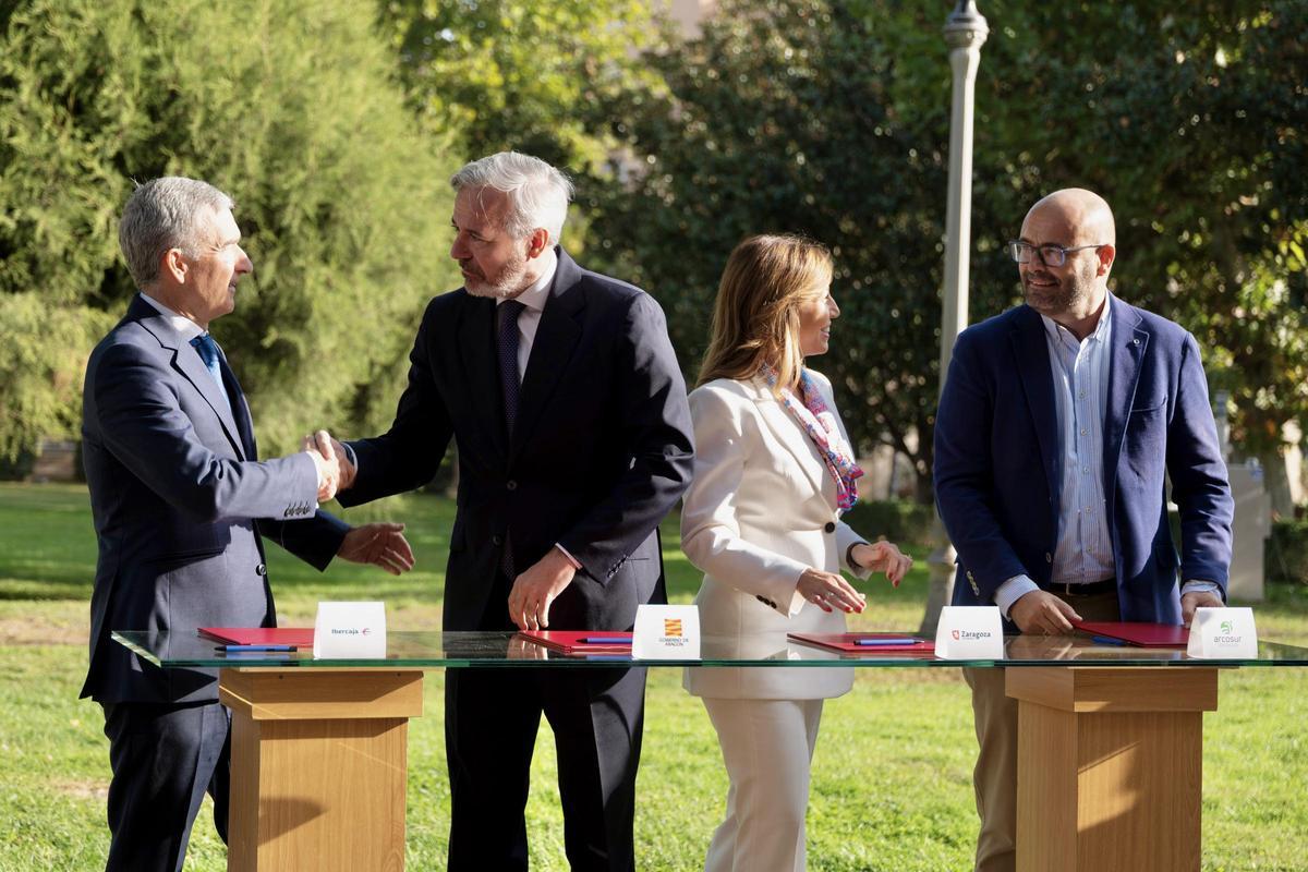 Firma del convenio para el impulso a 17.000 viviendas en Arcosur.