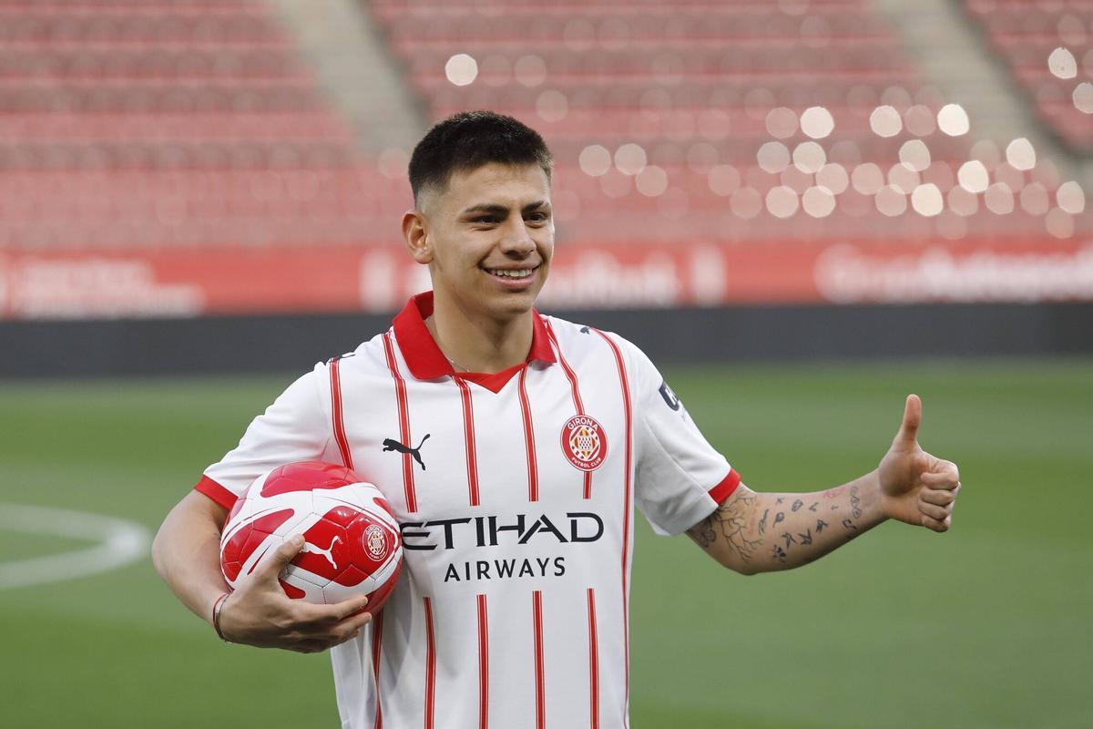 Claudio Echeverri, en su presentación con el Girona esta semana.