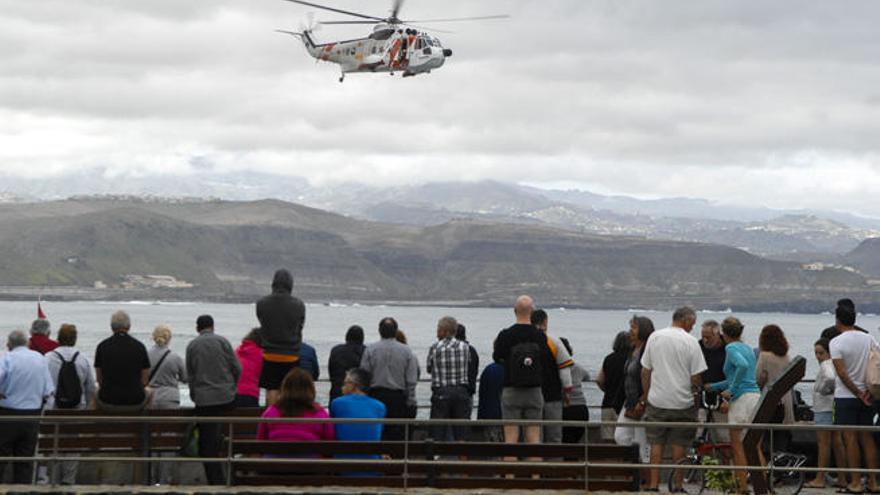 Sigue la búsqueda del hombre caído al mar en La Puntilla