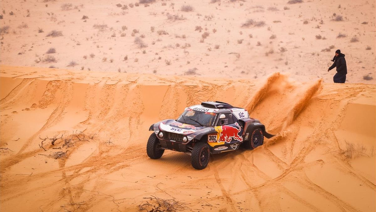 El Toyota de Peterhansel, durante la séptima etapa del Dakar.