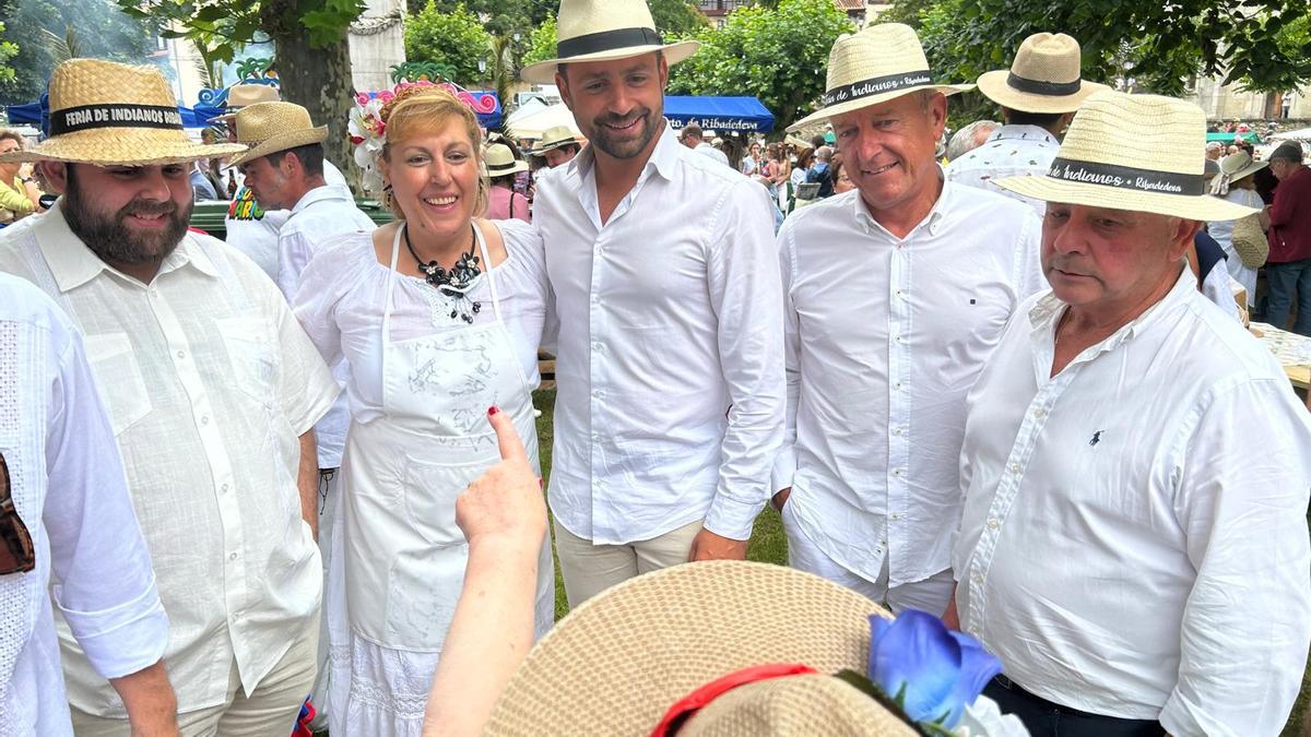 Álvaro Queipo, en el centro, en la Feria de Indianos de Colombres.