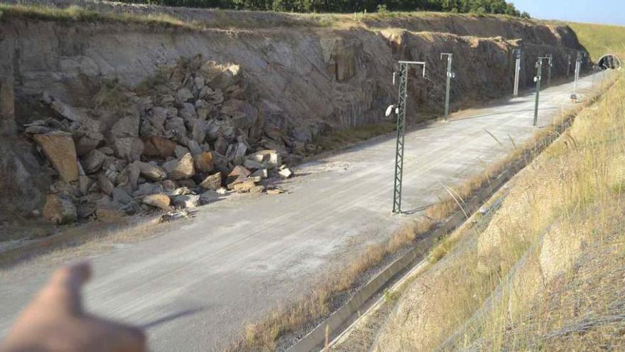 Desprendimiento de rocas en el tramo del AVE a su paso por Valdemerilla.