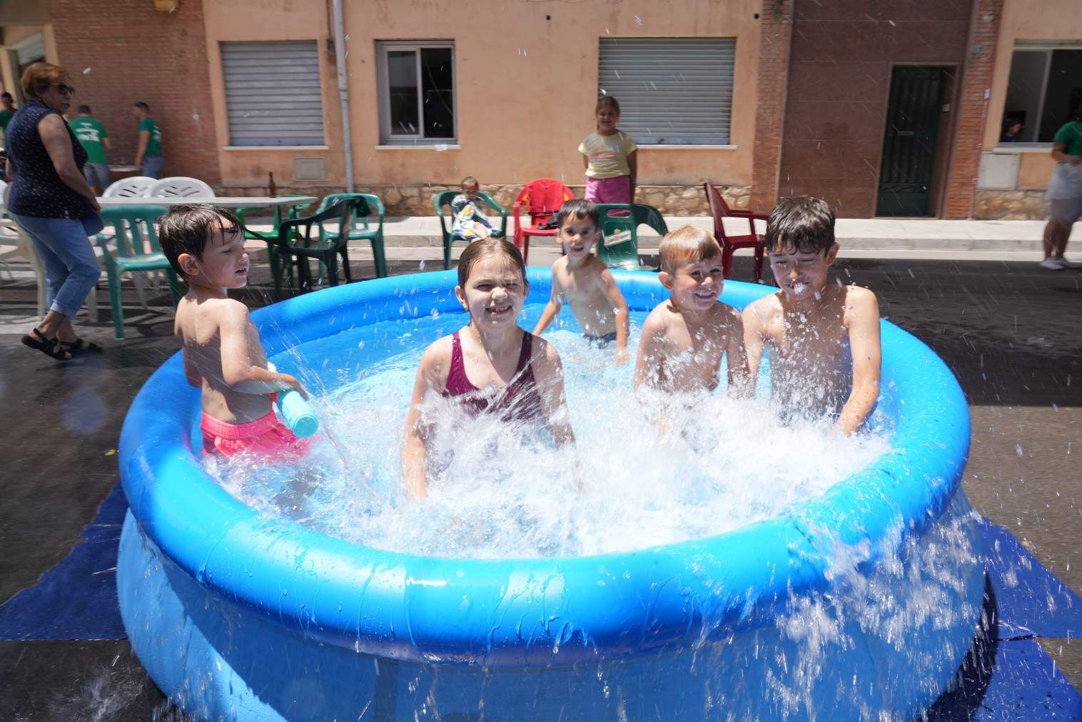 El Grau da inicio a las fiestas de Sant Pere con pólvora, bous y música