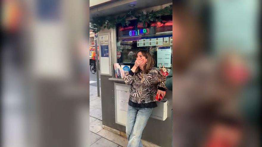Abrazos y lágrimas en un quiosco de la Gran Vía de Madrid por un quinto premio