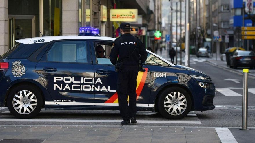 Desnudo, sin mascarilla y quebranta el toque de queda en una gasolinera del sur de Gran Canaria