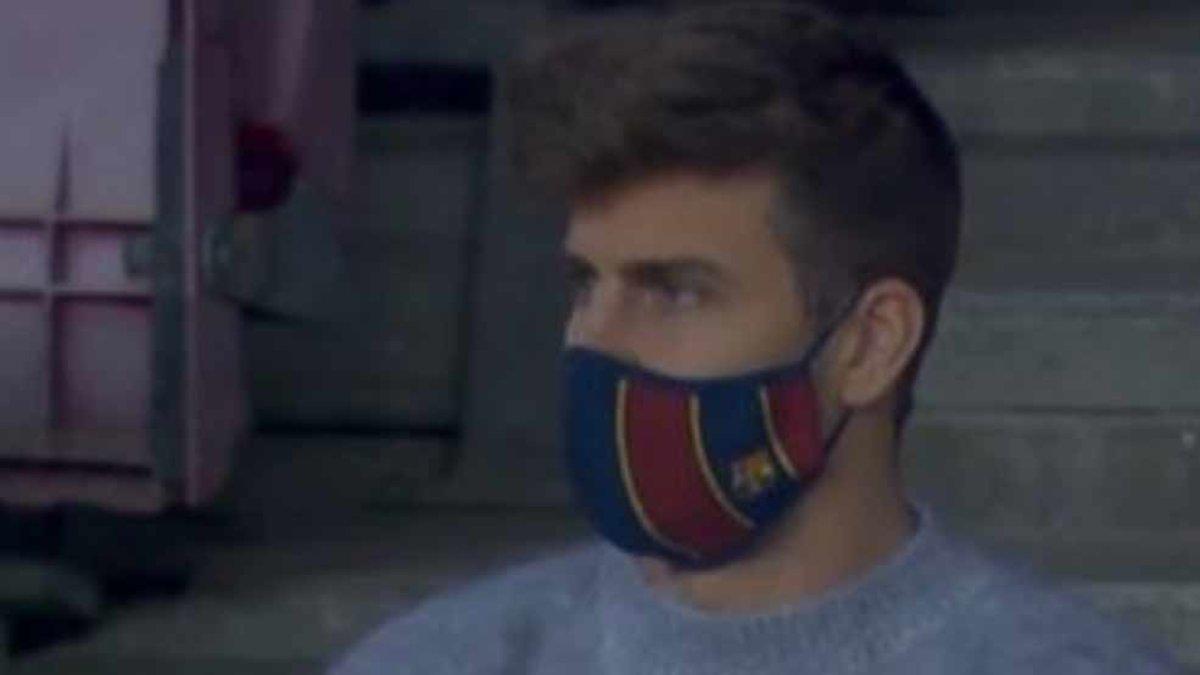 Piqué, en la grada del Camp Nou