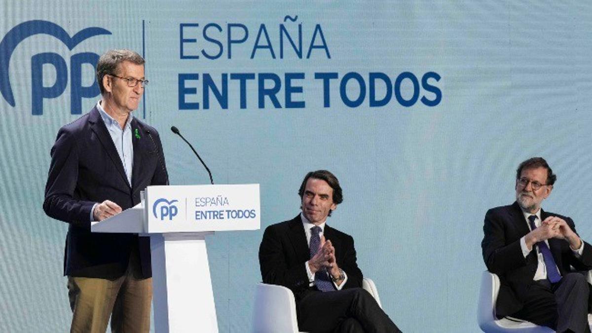 El presidente del Partido Popular, Alberto Núñez Feijóo, y los expresidentes del Gobierno José María Aznar y Mariano Rajoy, participan juntos en la 26 Intermunicipal del PP, a 4 de febrero de 2023, en la Comunidad de Valencia (España).