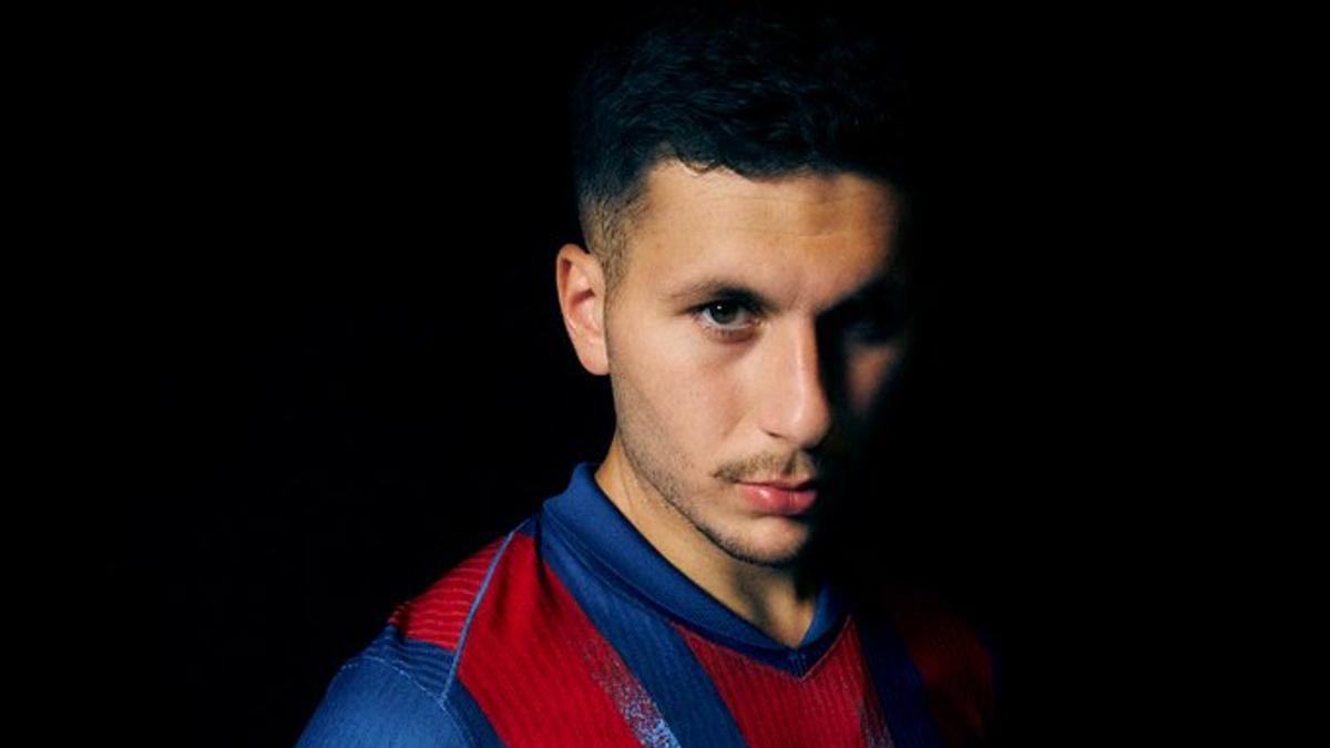 Roony Bardghji posa con la cuarta camiseta del Barça