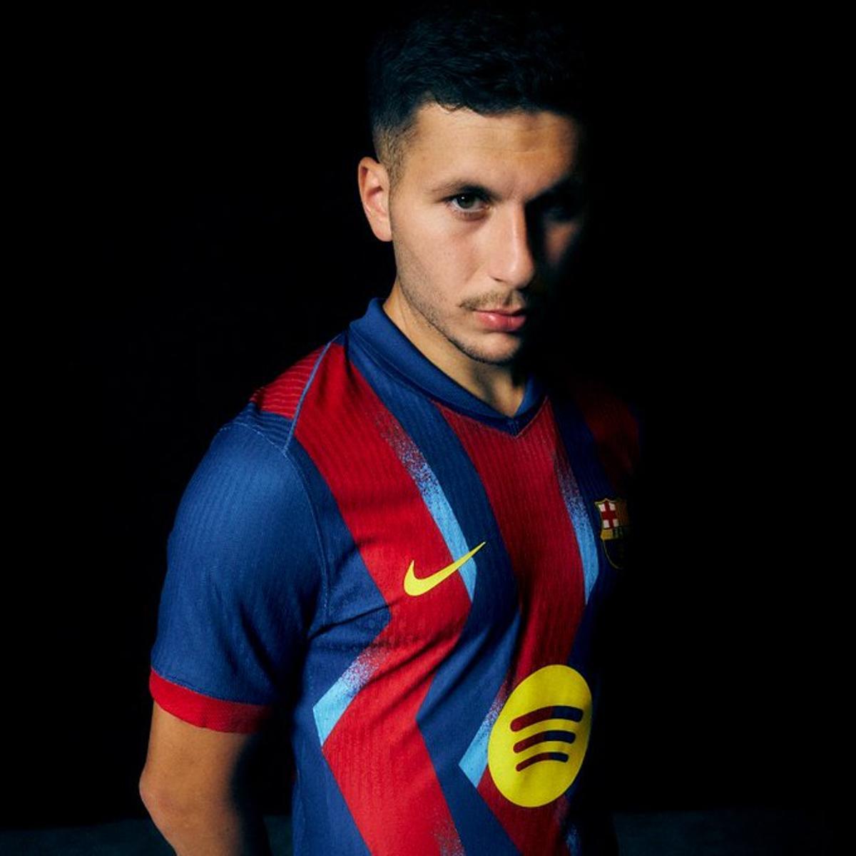 Roony Bardghji posa con la cuarta camiseta del Barça