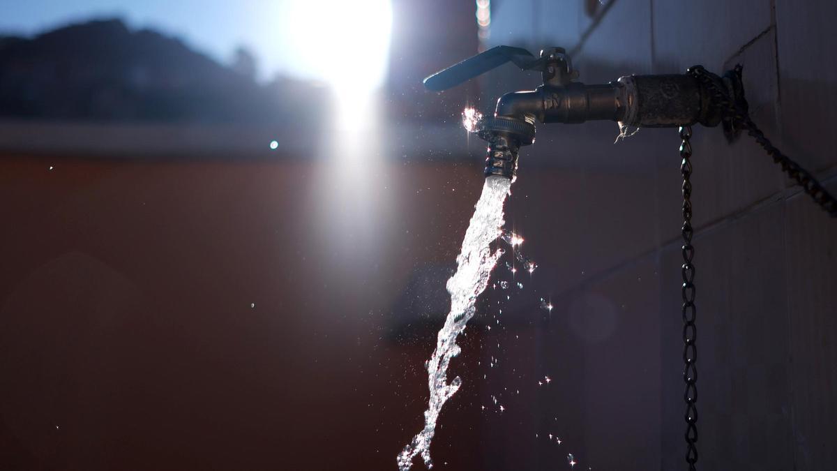 Imagen de archivo de un grifo de agua en una terraza.