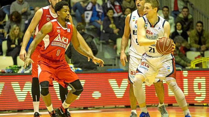 Simons&#039;acosta a Jordi Creus amb el 5/5 en triples