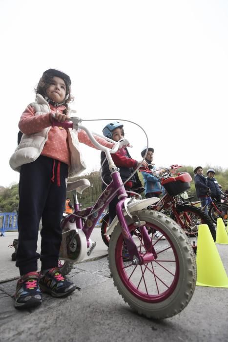 Los niños de Oviedo aprenden a andar en bici