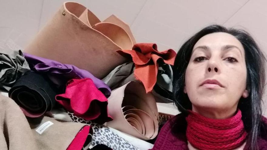 La artesana Ana Ordóñez junto a todo el cuero que compró hace tres semanas en Alicante.
