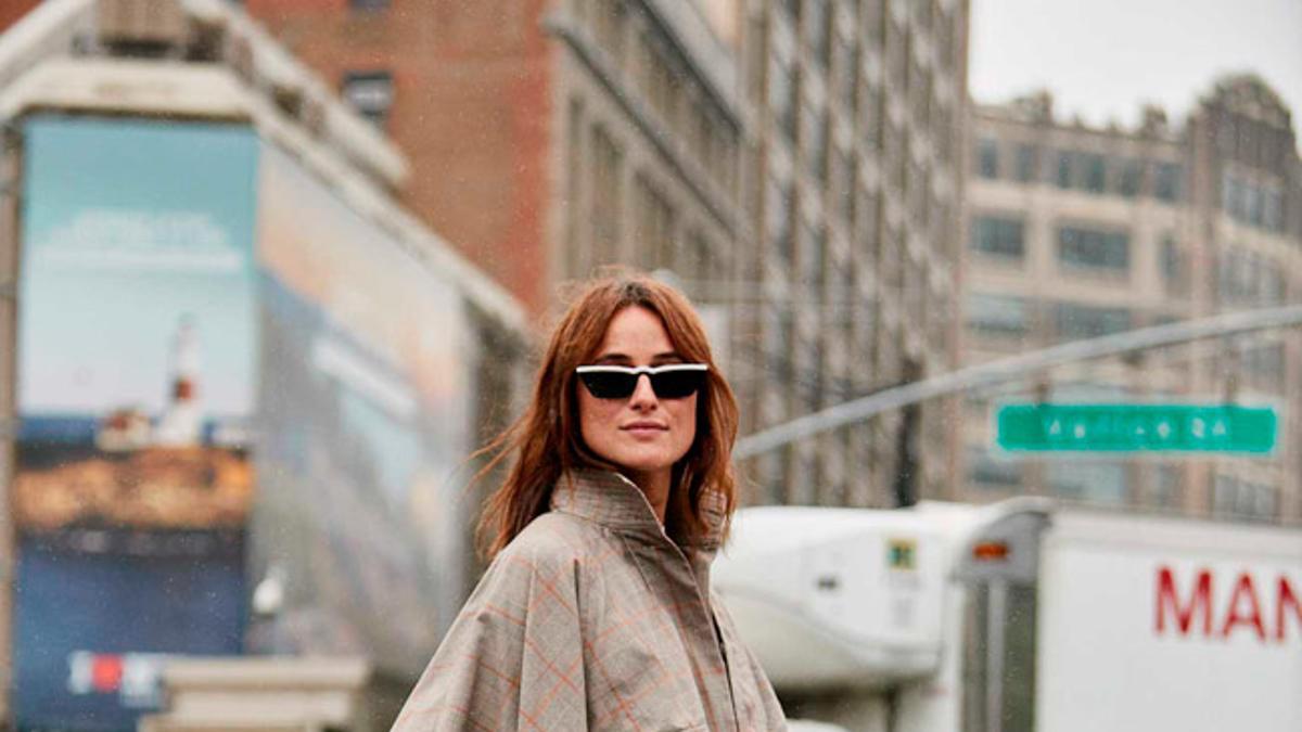 Look con capa trench en el 'street style' de Nueva York
