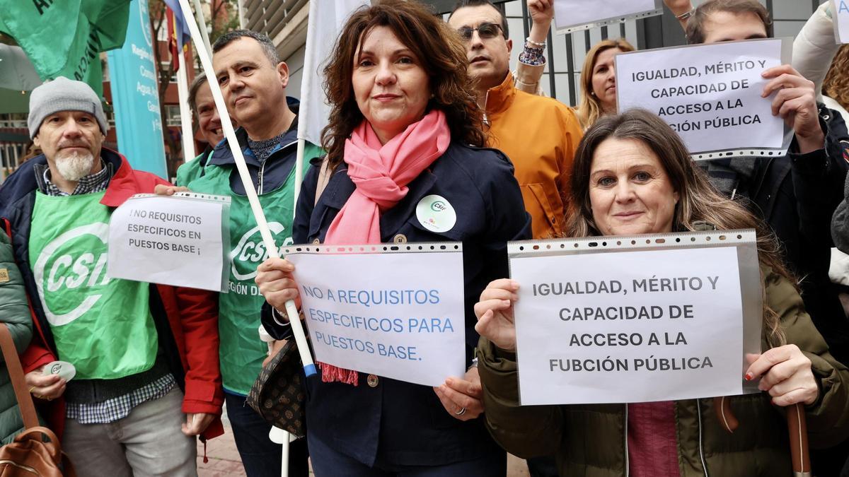 Protesta de los veterinarios ante la Consejería de Agricultura.