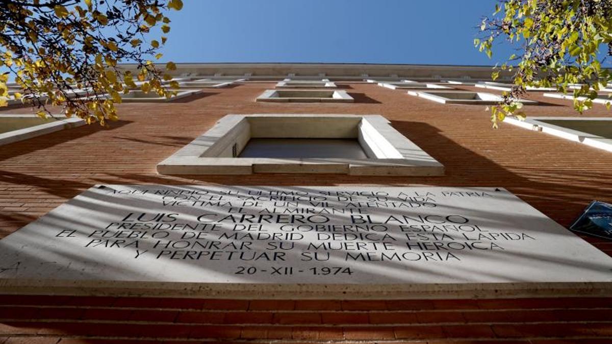 Calle Claudio Coello. Placa sobre el atentado a Carrero Blanco.