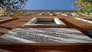 Placa en recuerdo del atentado contra Carrero Blanco en la calle Claudio Coello de Madrid y fachada del edificio que sobrevoló el coche a causa de la explosión