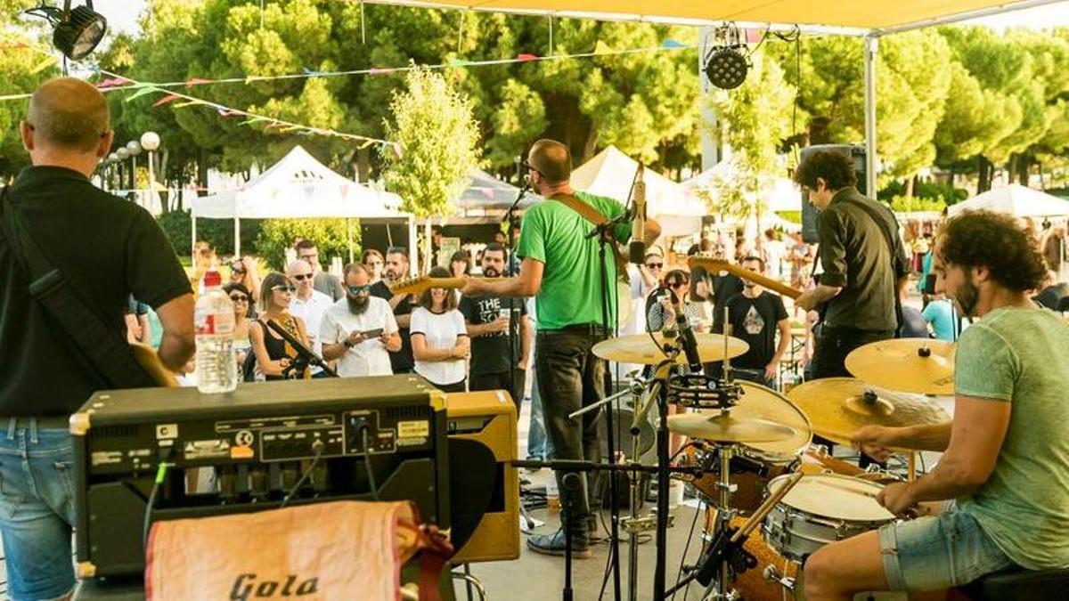 Actuació d'un grup musical a l'aire lliure a Barcelona. Imatge d'arxiu.