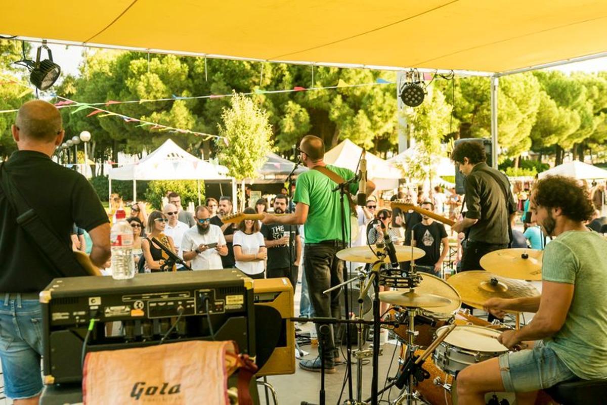 Actuación de un grupo musical al aire libre en Barcelona. Imagen de archivo.