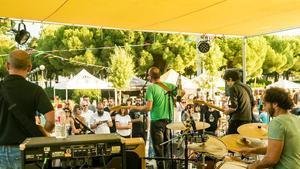 Actuación de un grupo musical al aire libre en Barcelona. Imagen de archivo.