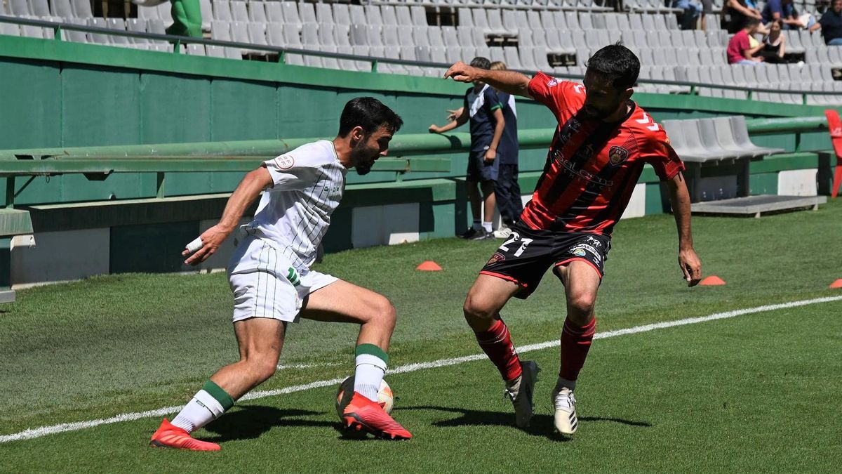 Lance del último choque entre el Córdoba CF B y el Salerm Puente Genil en El Arcángel.