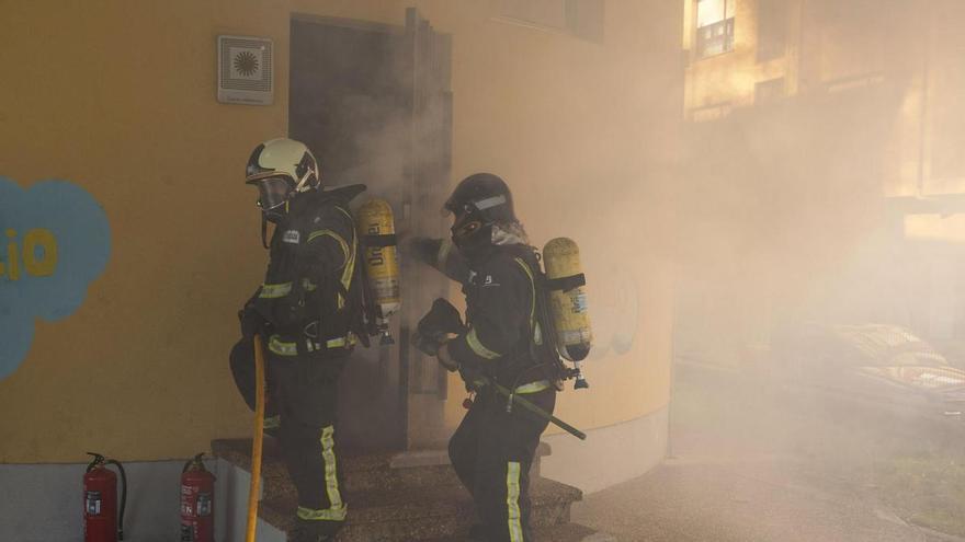 Un intoxicado por inhalación de humo en un aparatoso incendio en Sotrondio