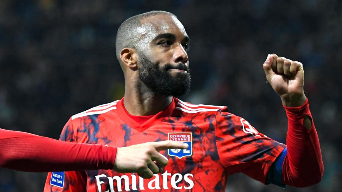 Alexandre Lacazette celebrando un gol con el Olympique de Lyon