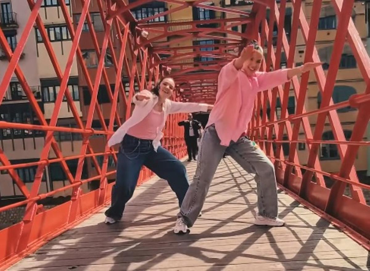 Les dues noies dansat al pont Eiffel.