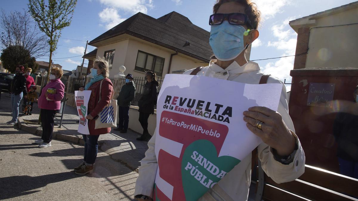 Protesta por una sanidad rural digna en el consultorio médico de Villaralbo bajo el lema &#039;Yo paro por mi pueblo&#039;.