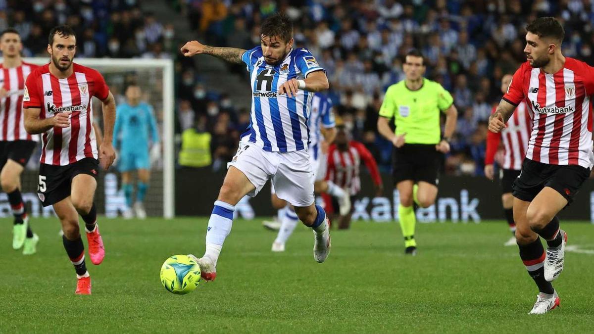 Portu perseguit per dos jugadors de l’Athletic en el derbi basc. L’exjugador del Girona és una peça molt destacada a la Reial Societat, líder de Primera