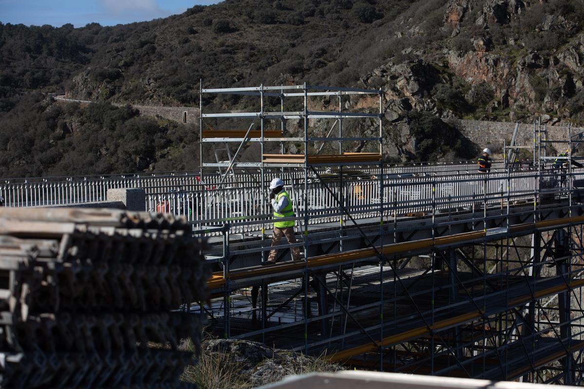 Obras de repintado del Puente Pino