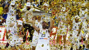 Llull, como capitán, levanta la undécima Copa de Europa del Madrid en Kaunas