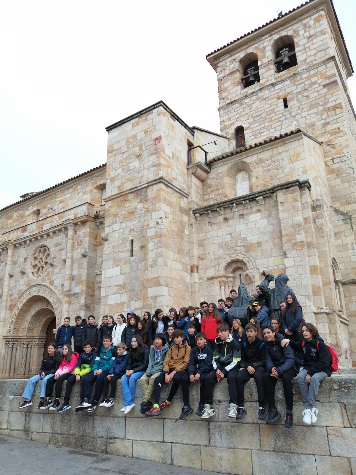 Los estudiantes, junto a la iglesia de San Juan.