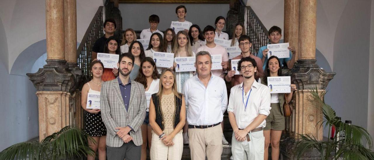 Ana Blasco posa junto a los premiados en la tercera edición del Torneo de Discursos Europa en un minuto. | CÓRDOBA