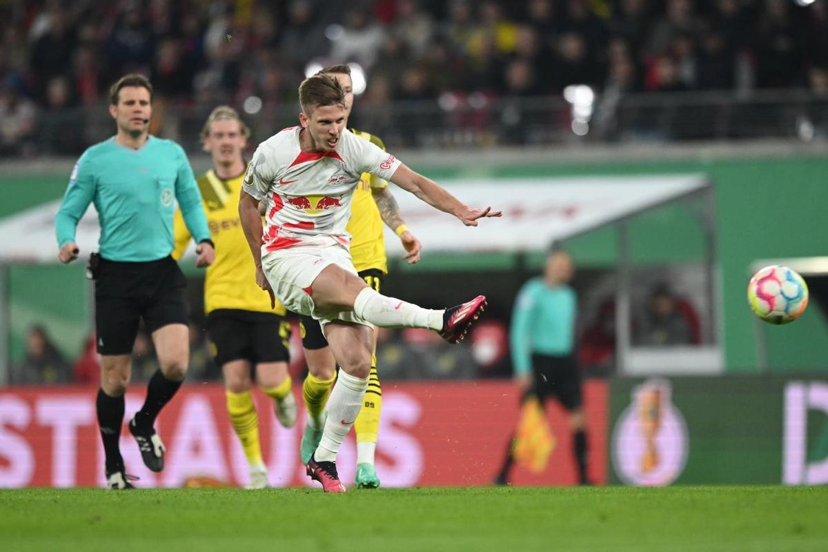 Dani Olmo realiza un disparo en el partido entre RB Leipzig y Borussia Dortmund.